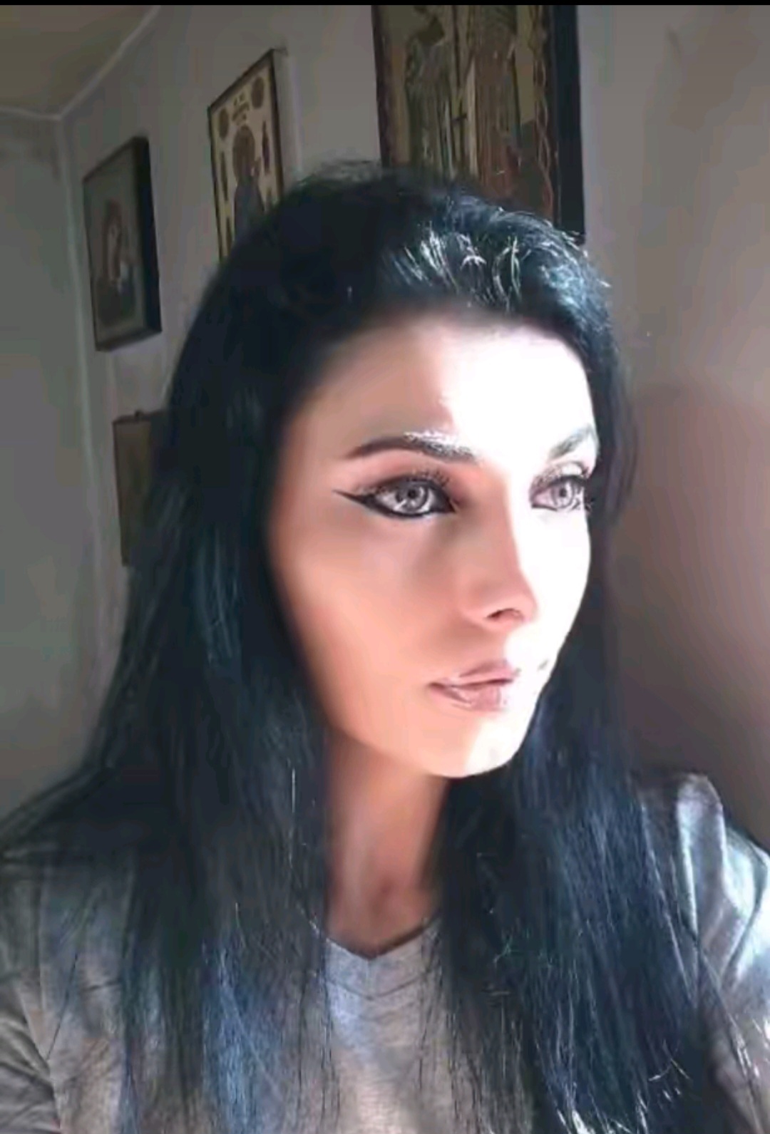 @eu sunt bn &icirc;n felul meu😉👑