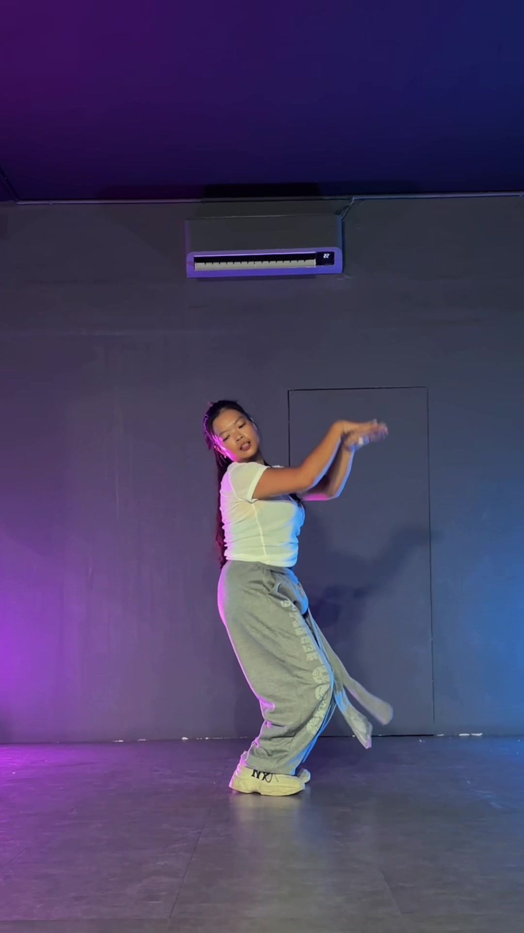 @nhỏ Nỳ th&iacute;ch nhảy