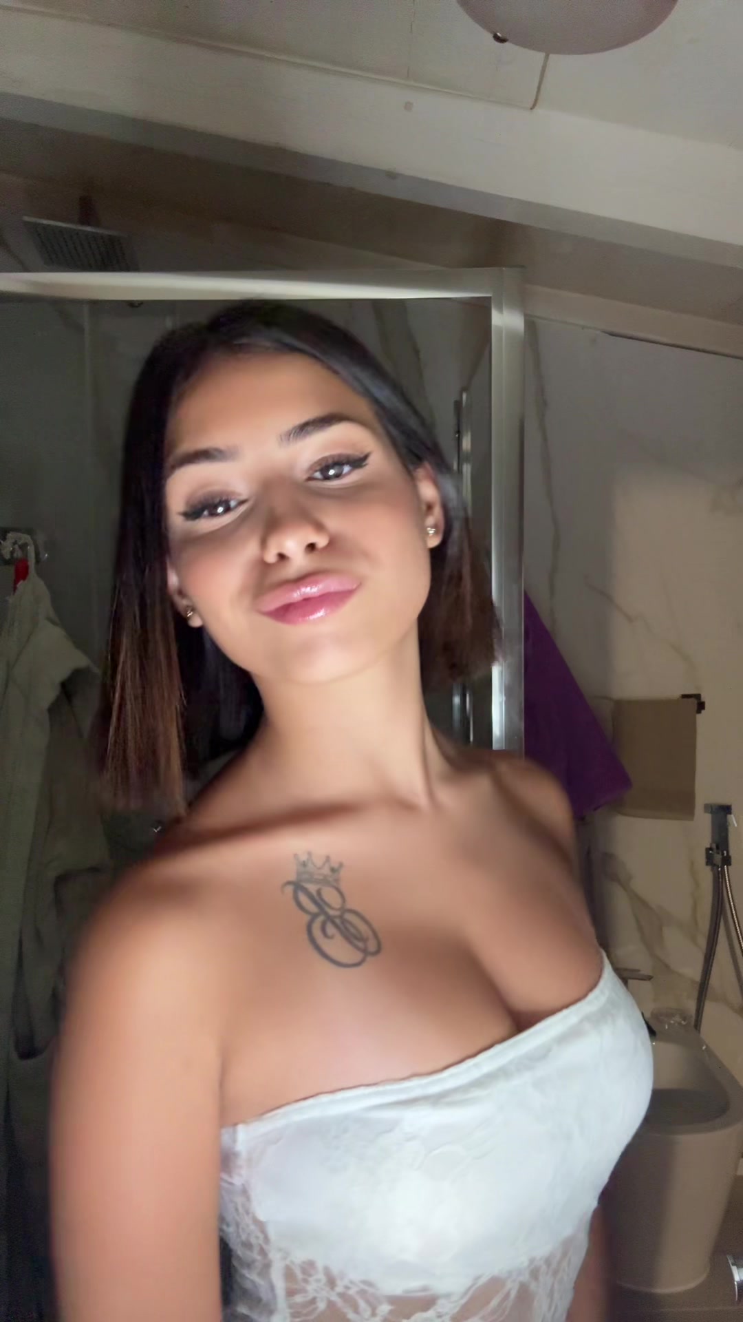 @elisaangiius