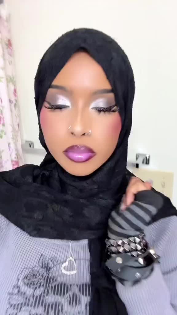 @>,<