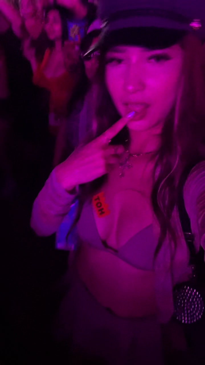 @thequeenisabell