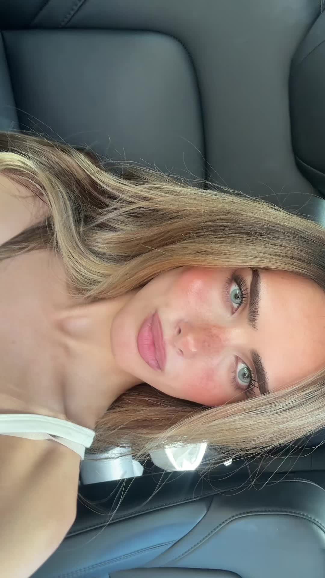 @Adora