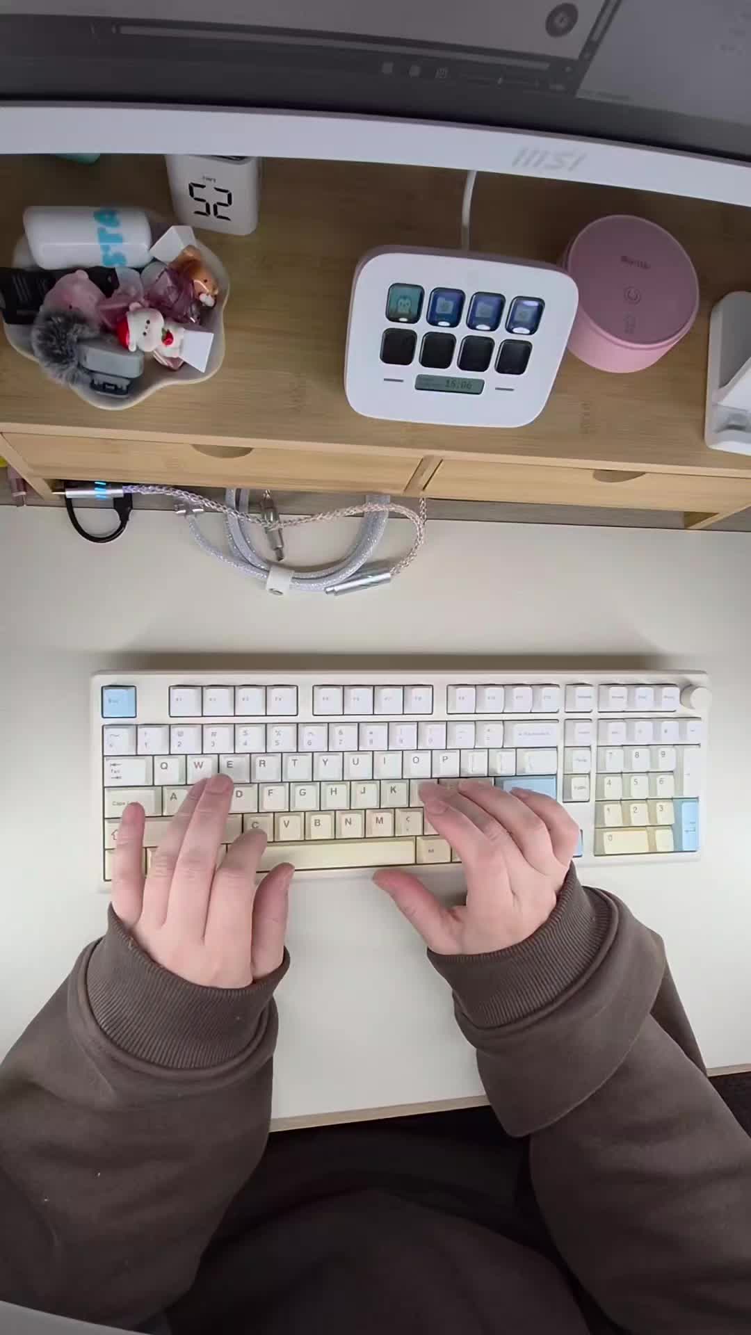 @Katie | WFH | Keebs | Cosy