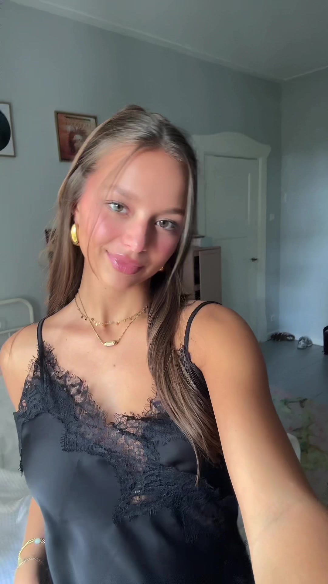 @<33