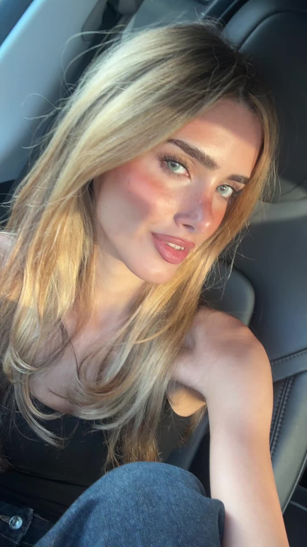 @Adora