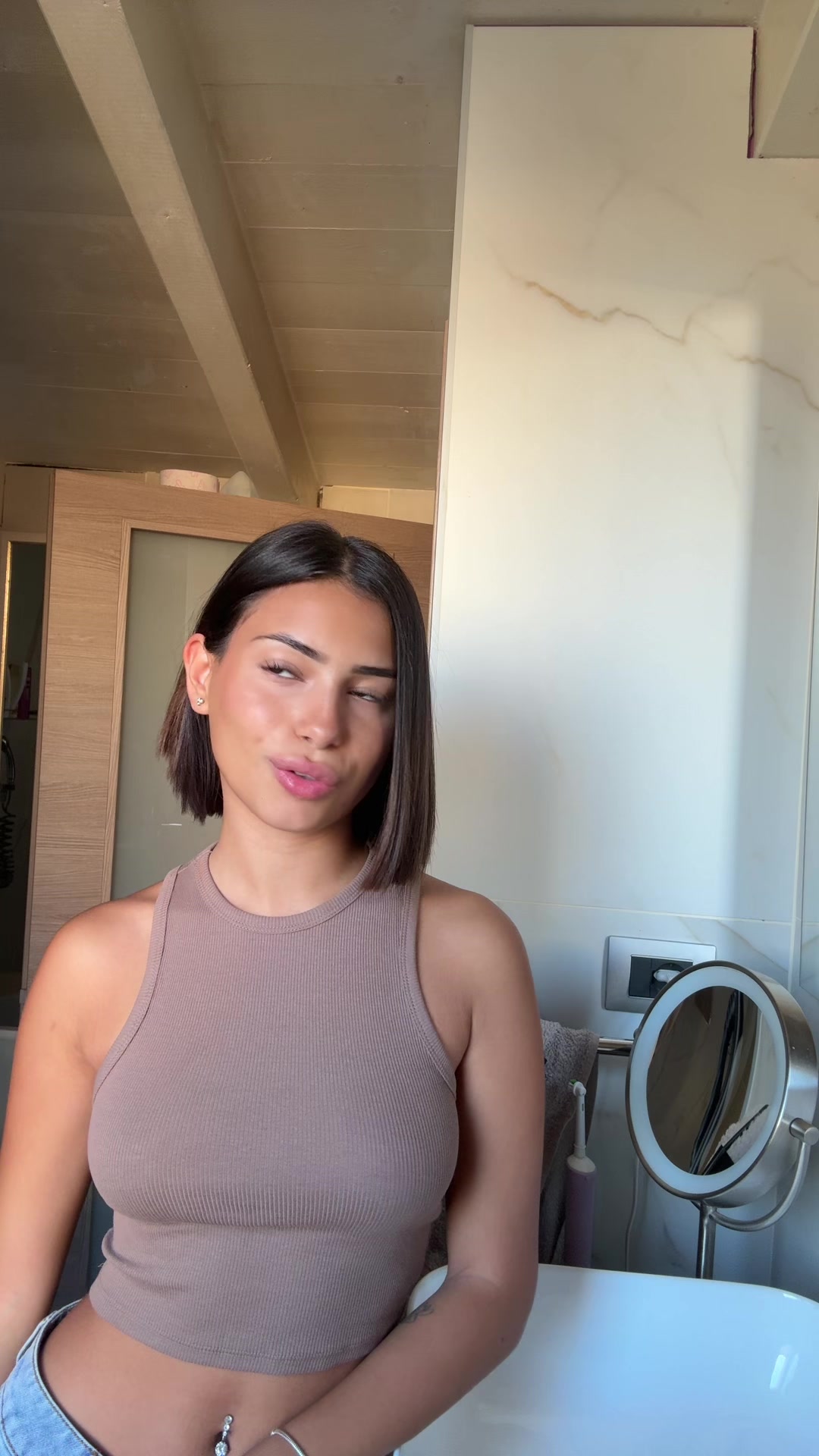 @elisaangiius