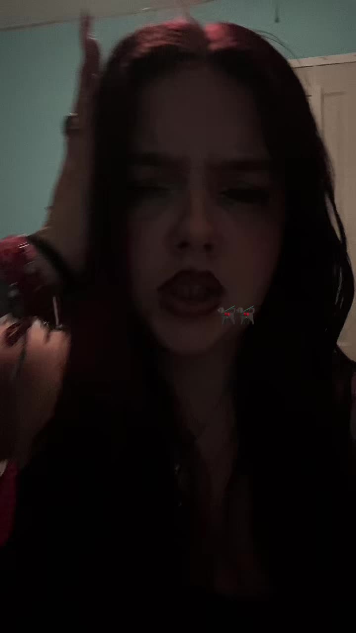 @k̸e̸l̸l̸y̸