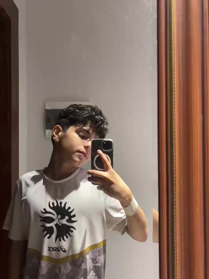 @🦍