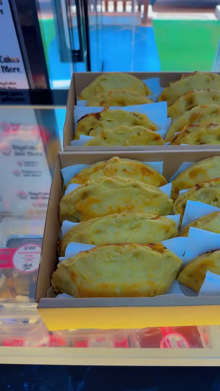 @Riyacakesgh HO, Love@firstbite