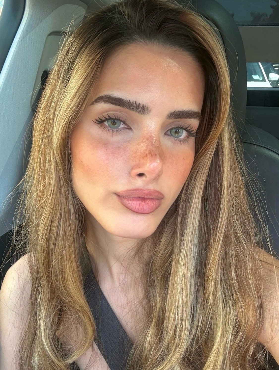 @Adora