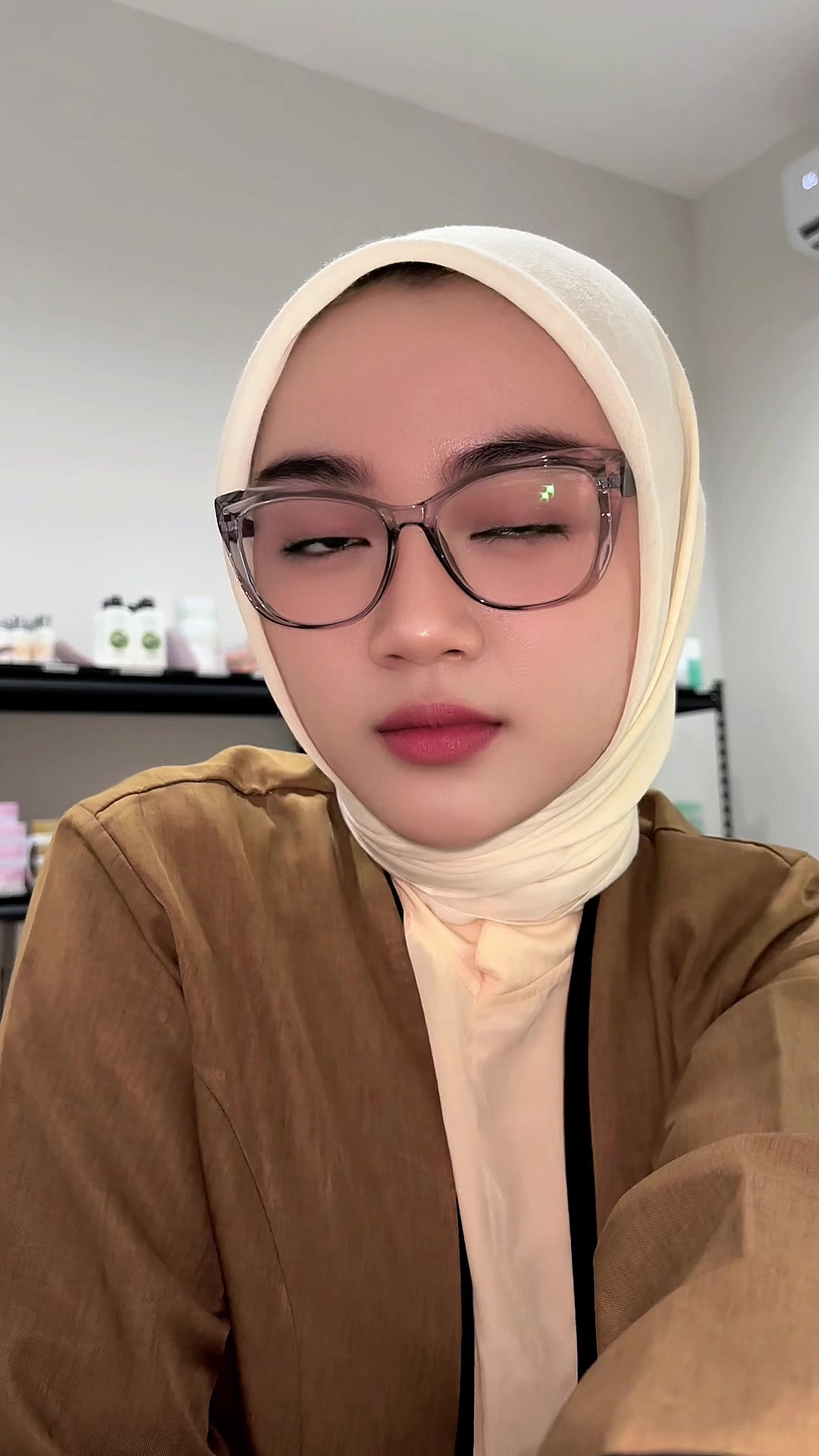 @putrikartikasari.id