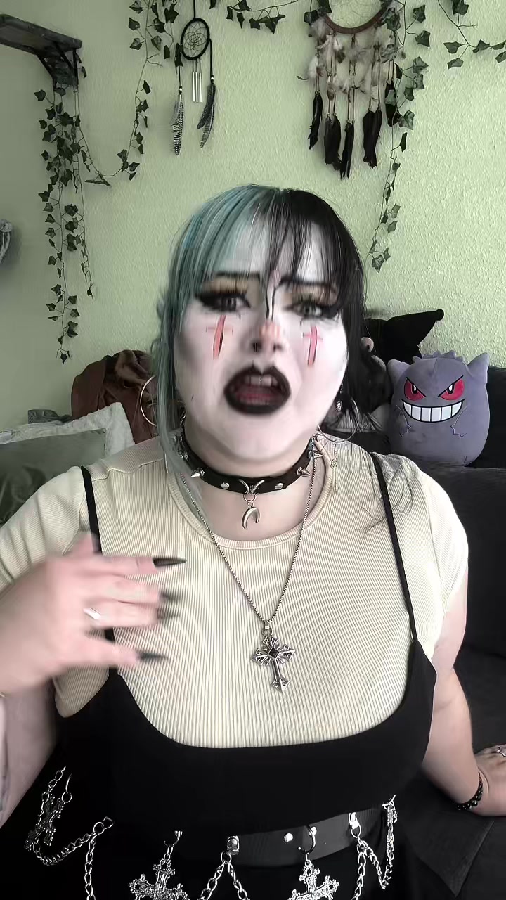 @Julie🖤