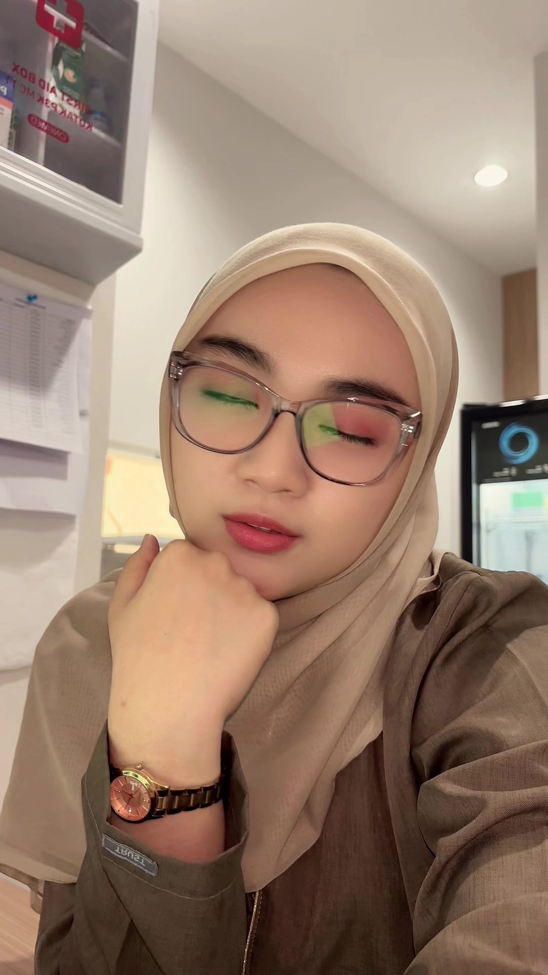 @putrikartikasari.id