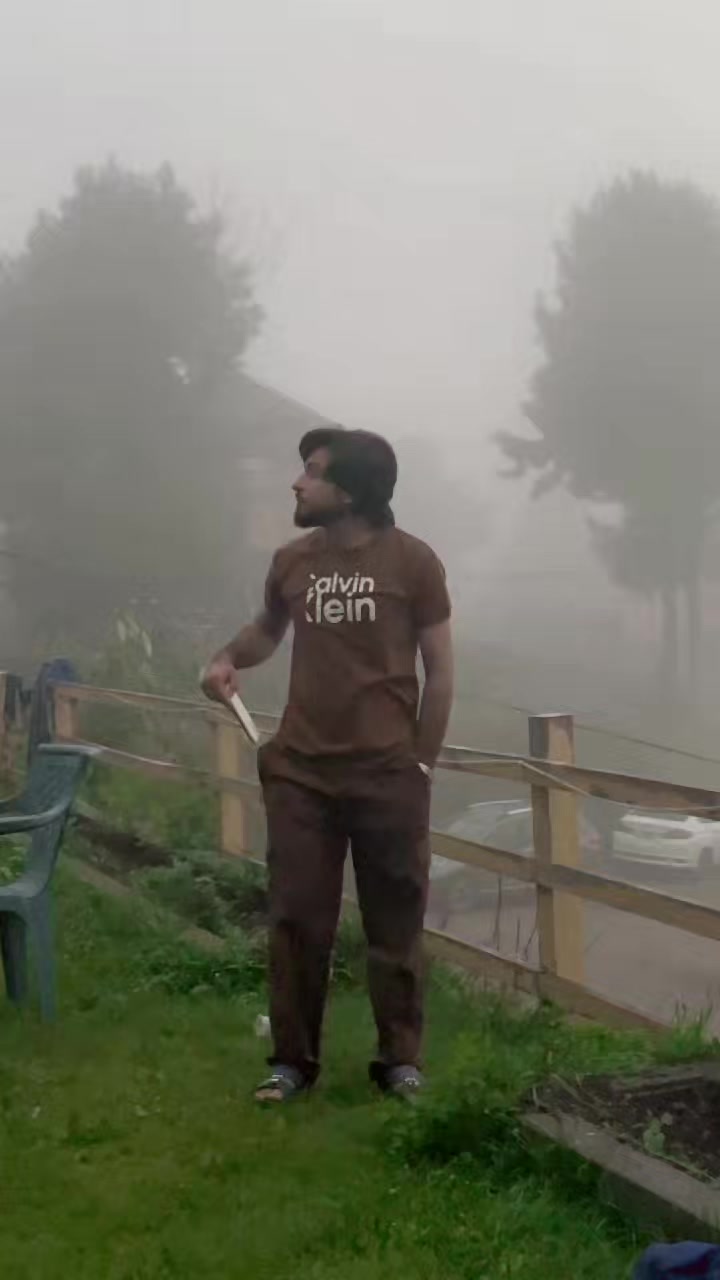 @HOZAIFA KHAN 😎
