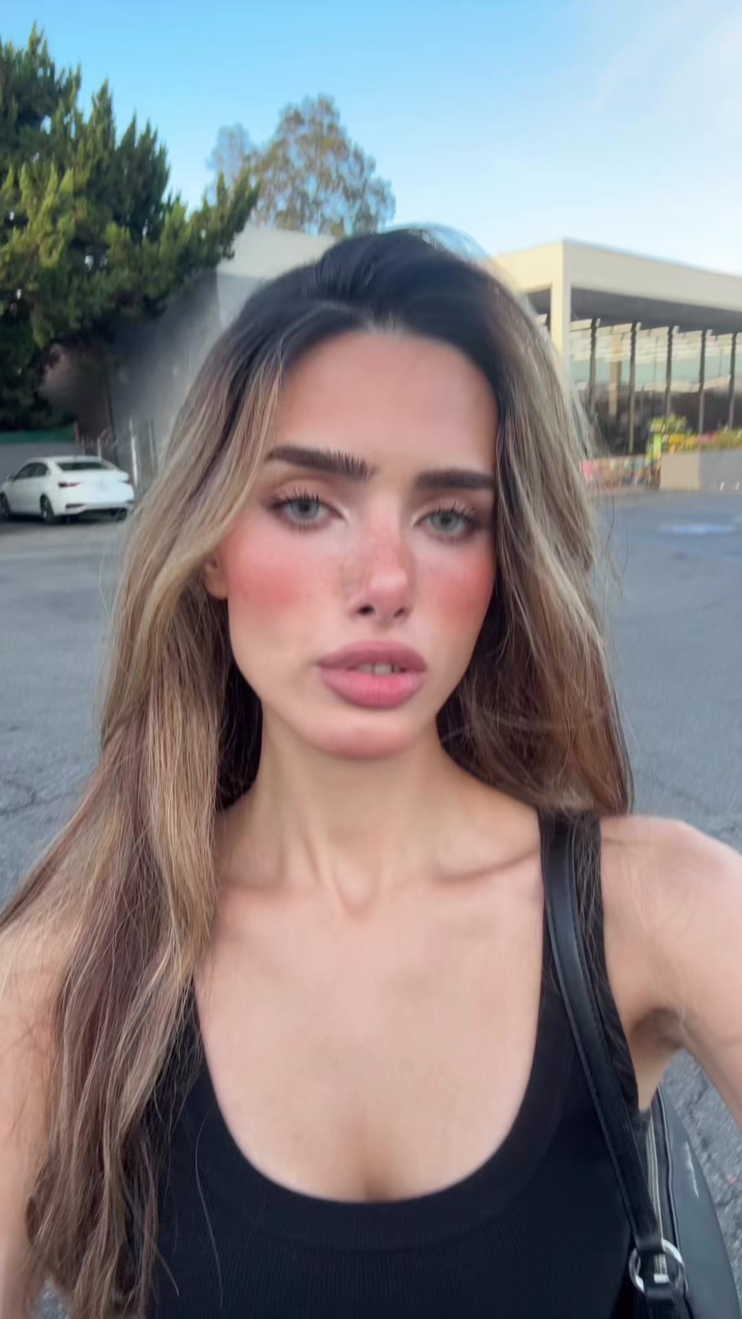 @Adora