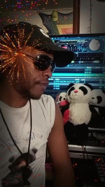 @QGibson 🐼🌈🎵💙 🦄 🧩 🧷 🐷