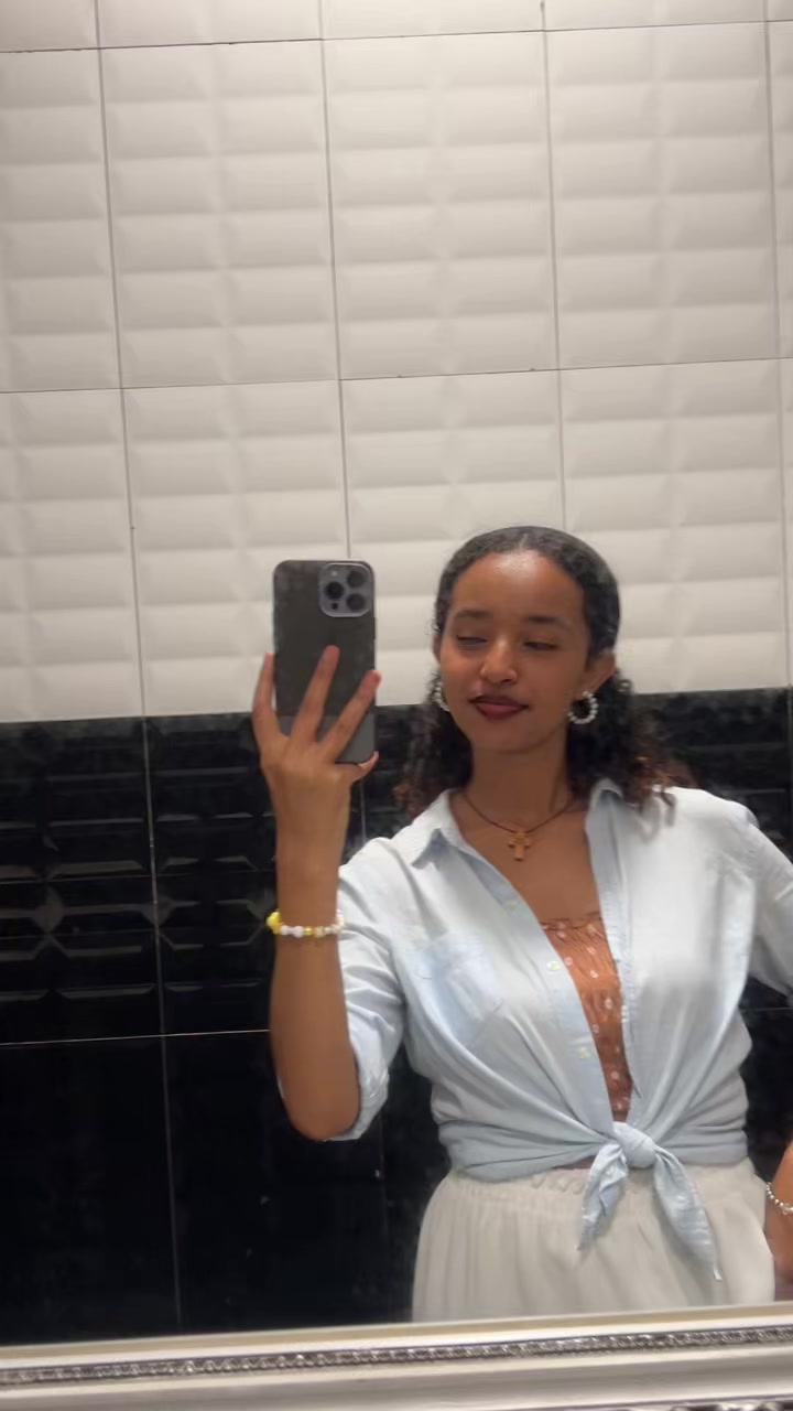 @ላኮኒC