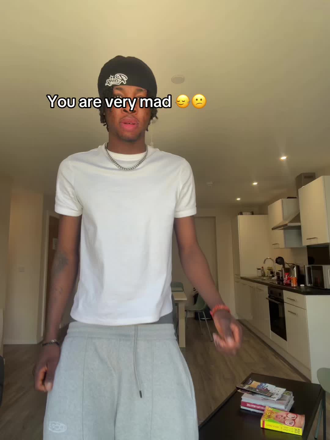 @F<>:)👨&zwj;🦯🧃
