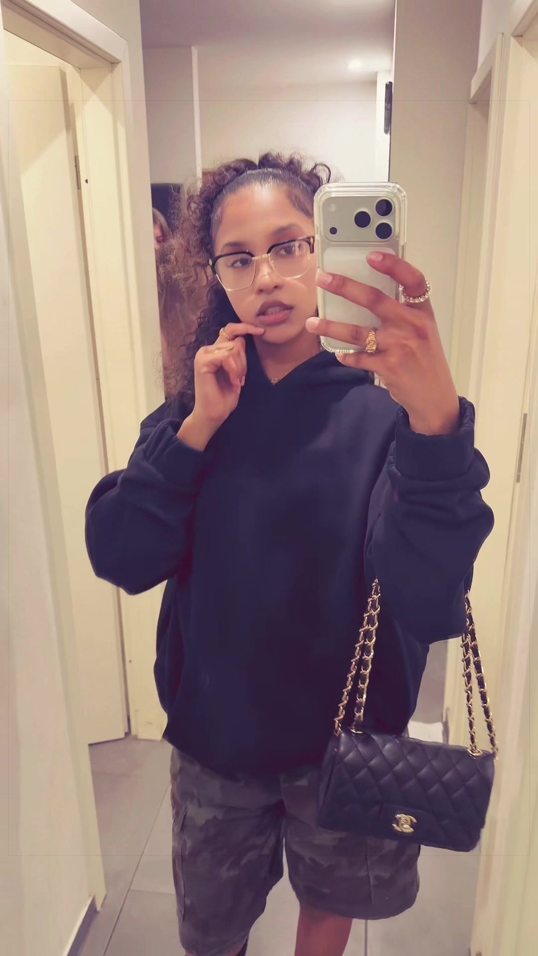 @👩🏽&zwj;🦱