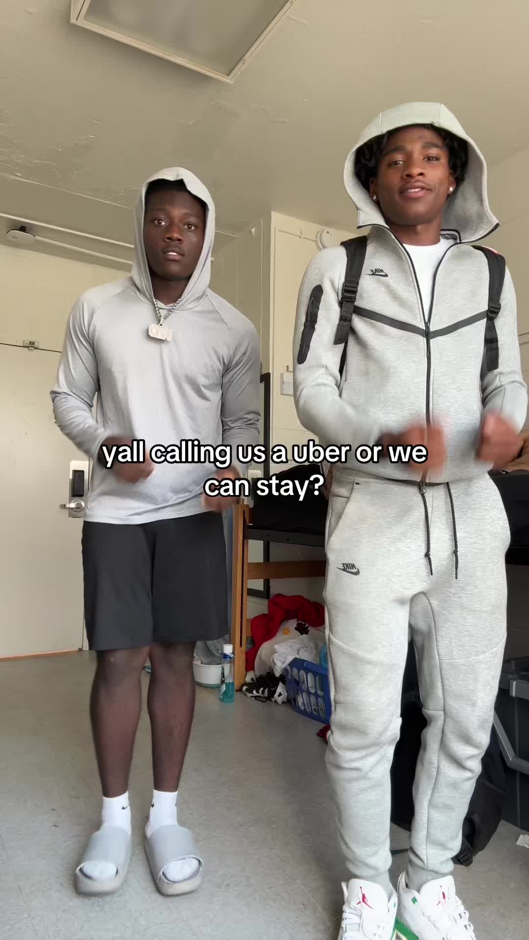 @👣.
