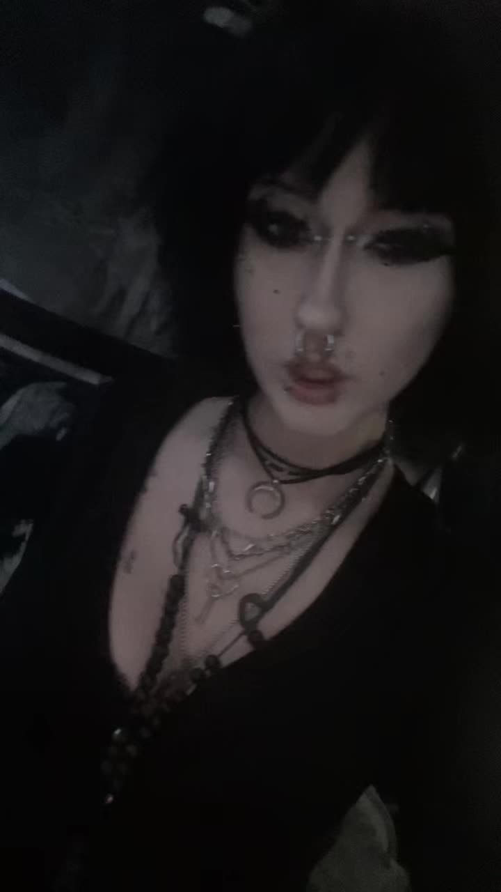 @𝔰𝔦𝔯𝔦𝔰 𓋹🧟&zwj;♀️ ݁ ˖ִ