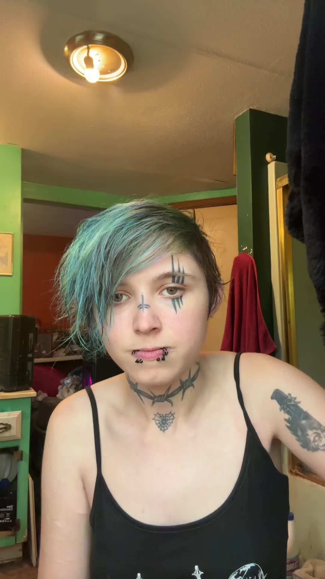 BriTheEmo (@britheemo87) - Urlebird