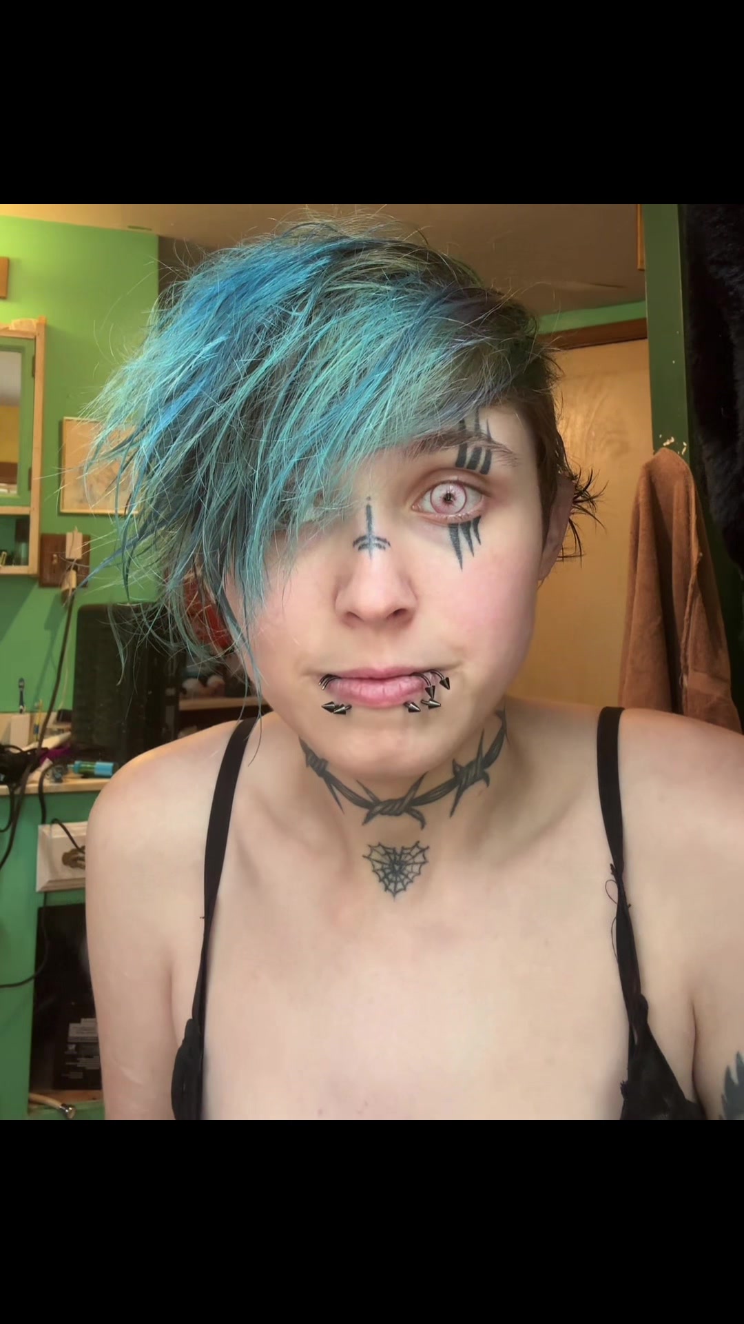 BriTheEmo (@britheemo87) - Urlebird