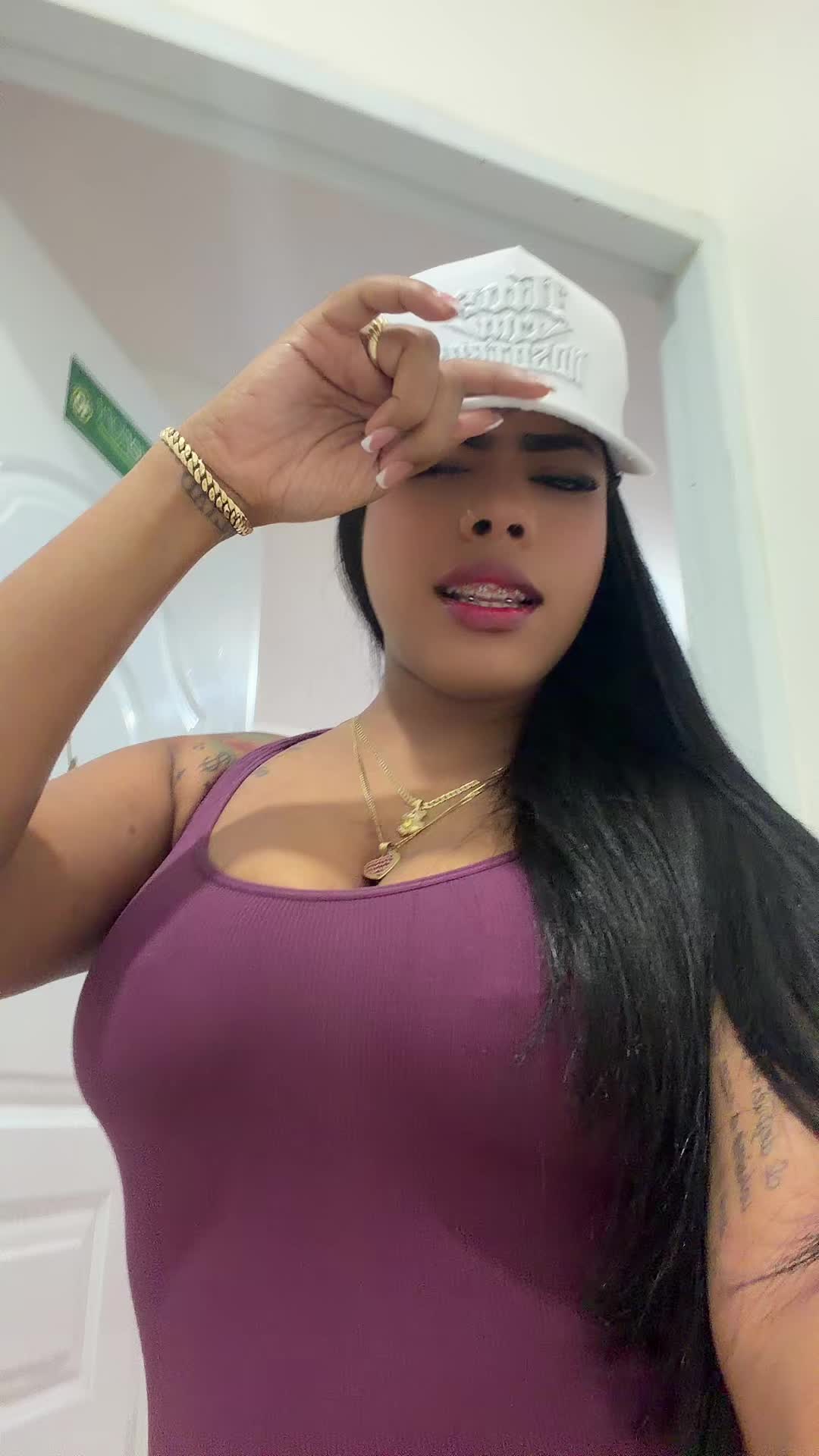 @__yule__👩🏼&zwj;❤️&zwj;💋&zwj;👩🏽🤍