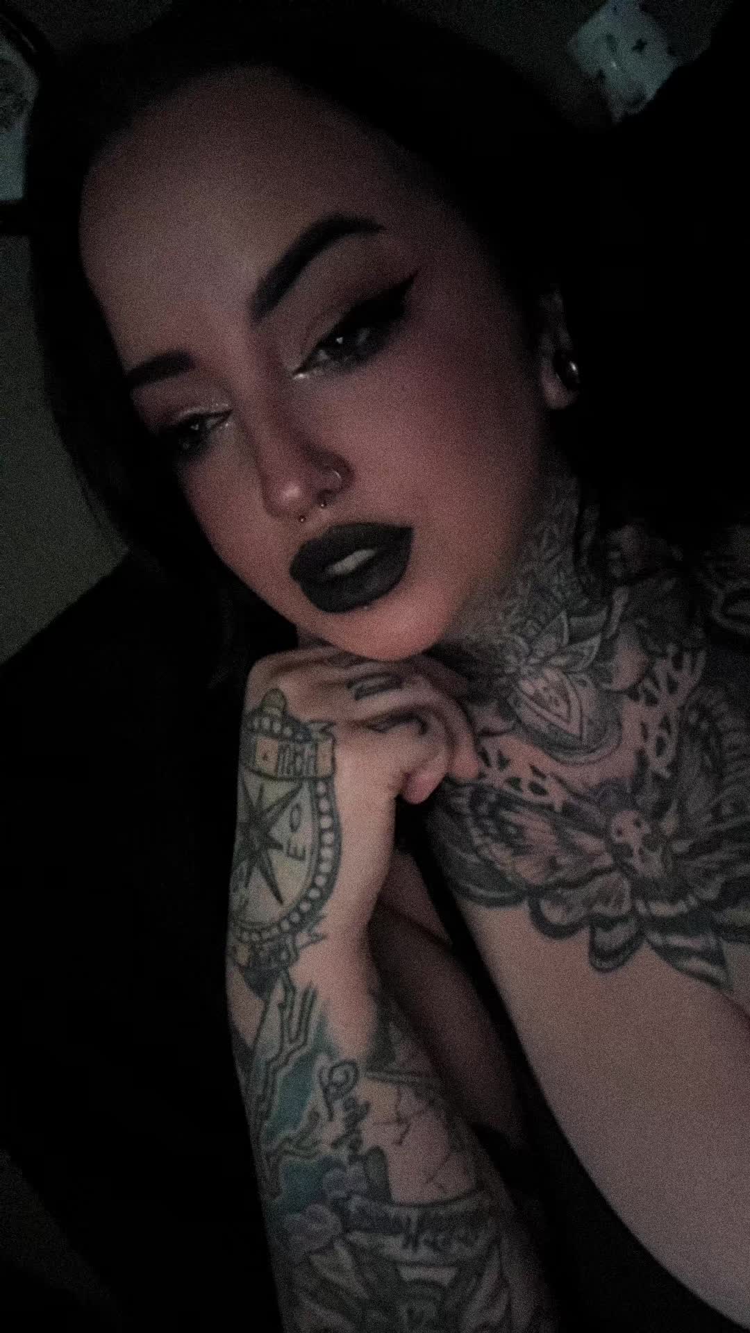 @carly_laydeeC 🎃 🖤 🤠