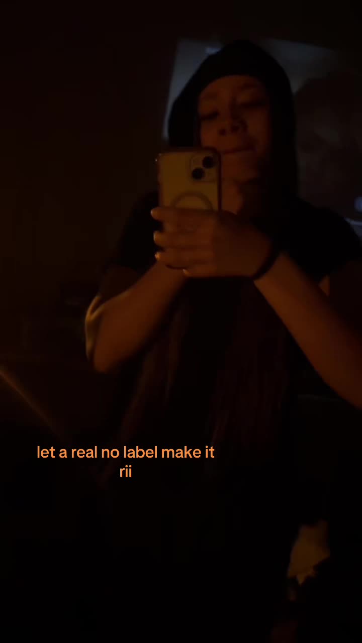 @🐬