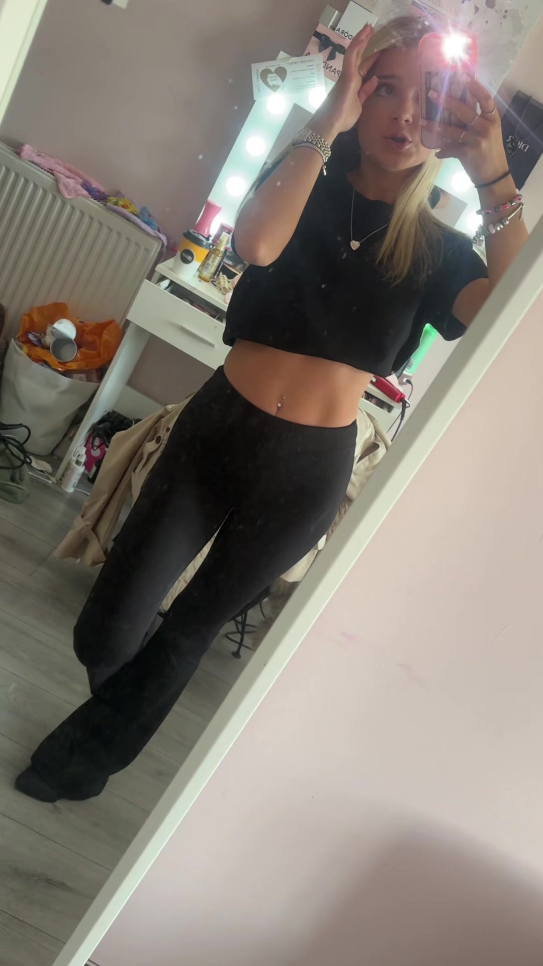 @𝐜𝐚𝐫𝐥𝐚𝐡𝐨𝐥𝐦𝐞𝐬𝐱