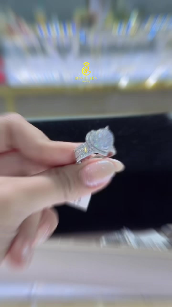 @Bốn Luyện Jewelry