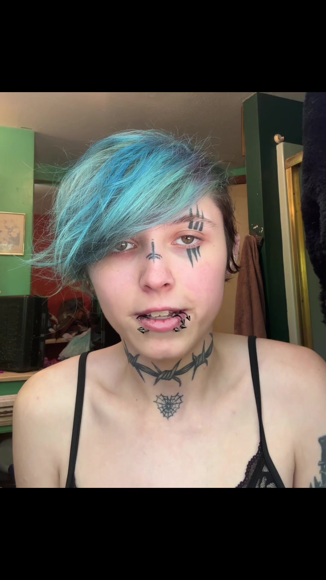 BriTheEmo (@britheemo87) - Urlebird