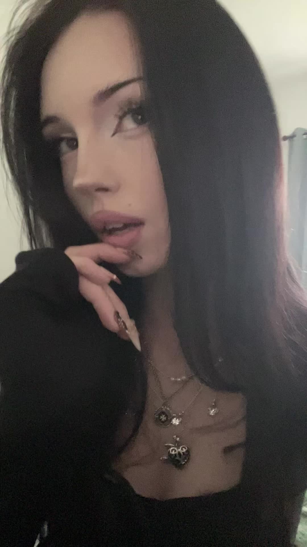 @luv2ellz