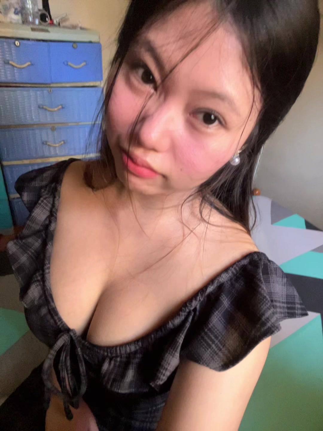 @:>