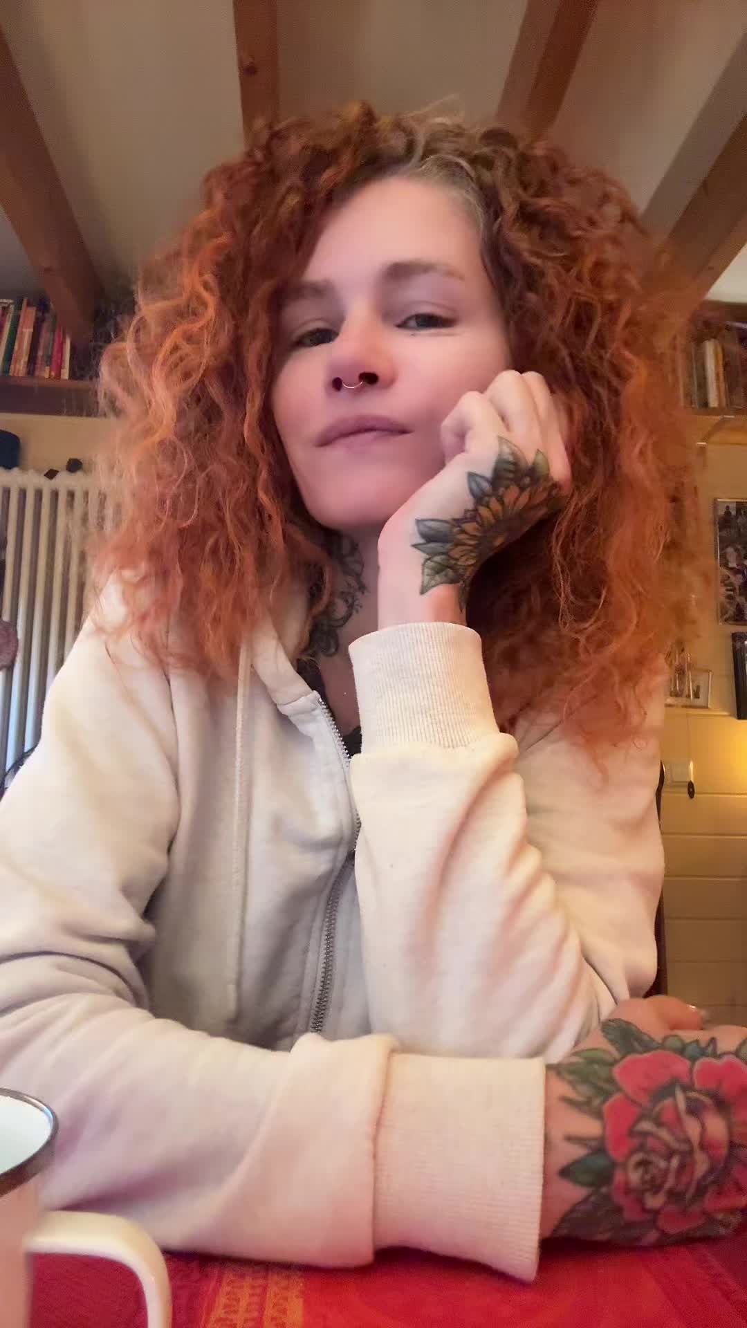 @curlyhairandtattoos
