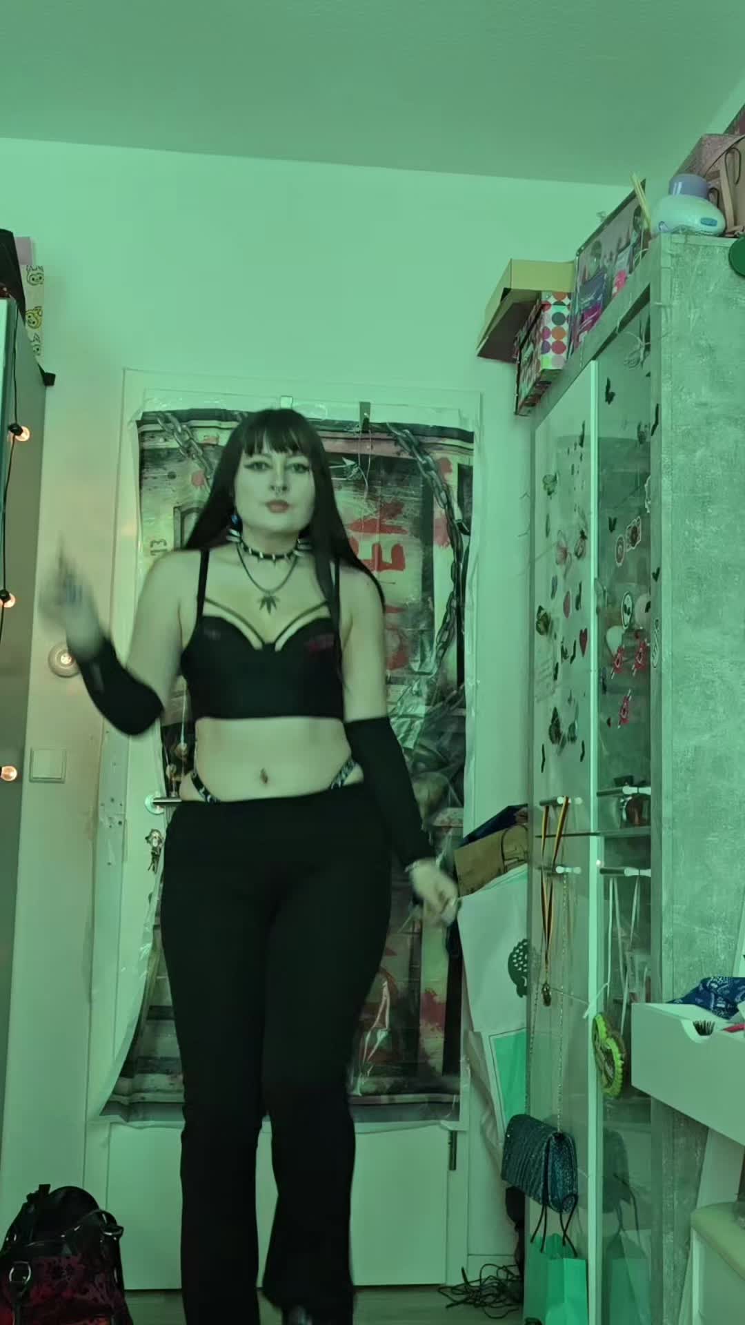 @𝑟𝑜𝑠𝑒𝑒 🦇