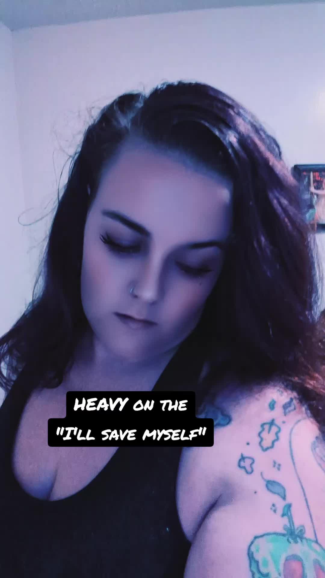 @EmoChickThatsBroken🖤