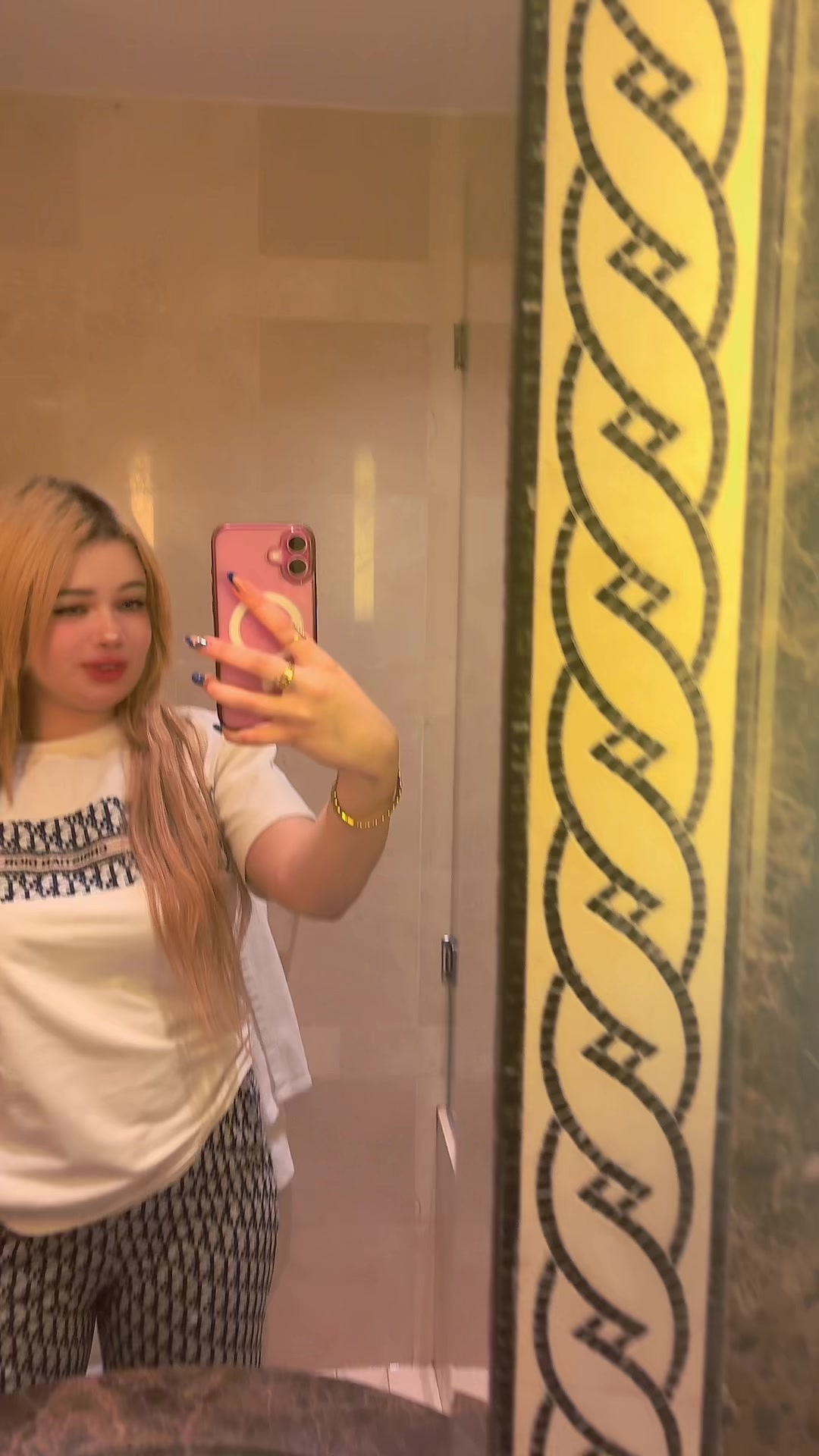 @Hanane la pou&eacute;e