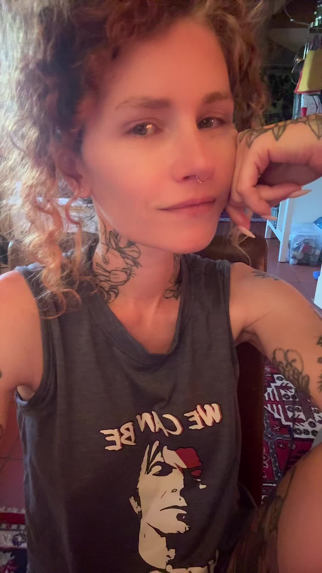 @Curlyhairwithtattoos