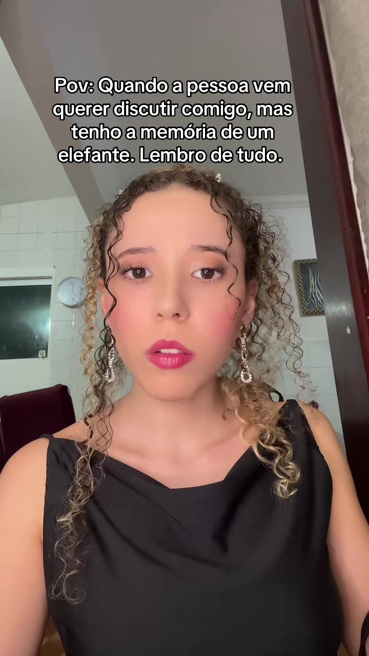 @larissathayn&aacute;