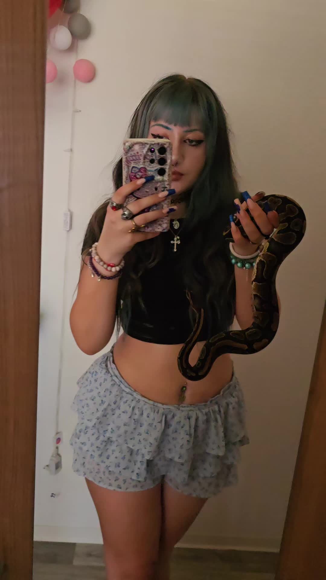 @𝑟𝑜𝑠𝑒𝑒 🦇