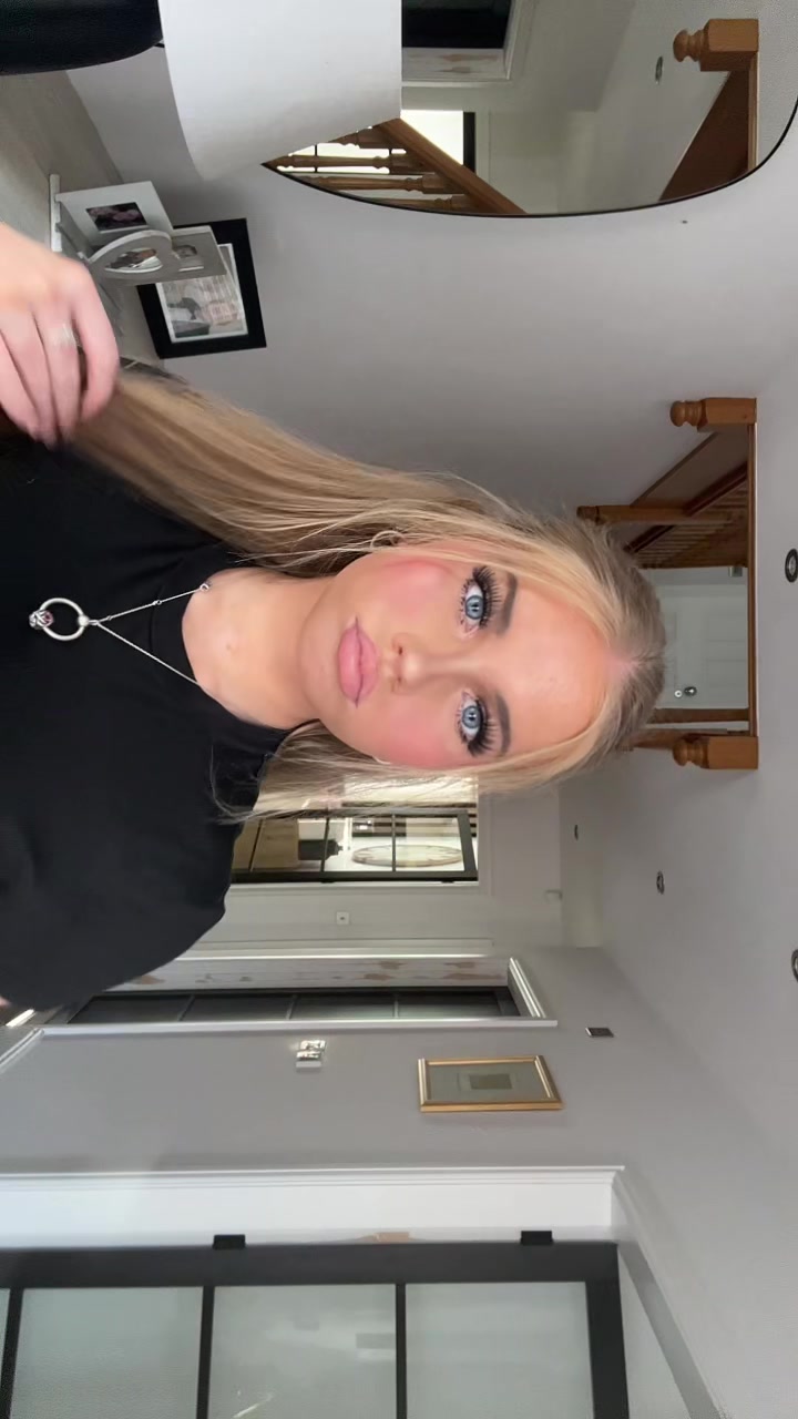 @Isla x