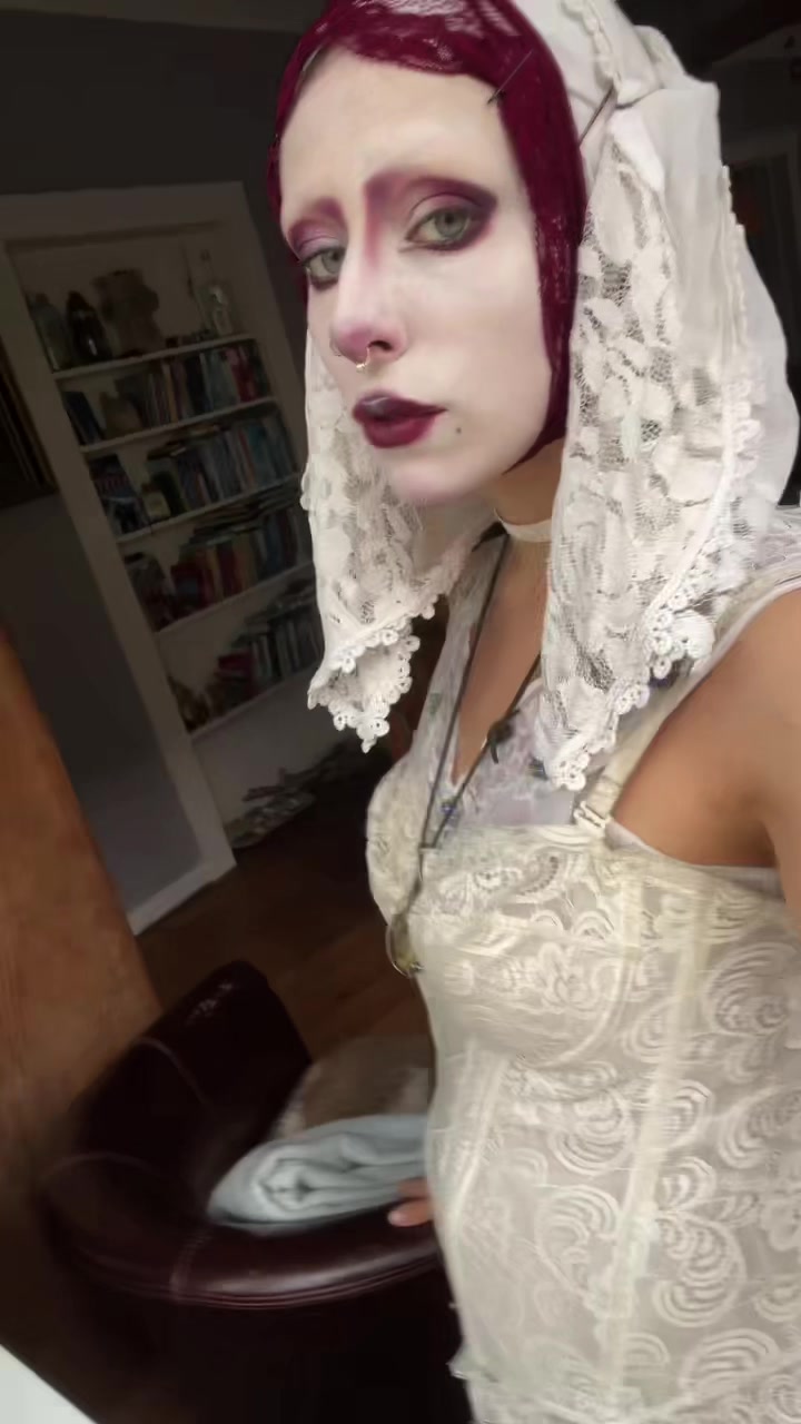 @weirdlywelldressed