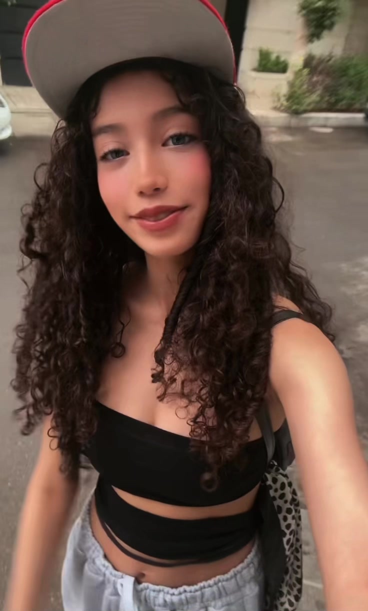 @👩🏻&zwj;🦱