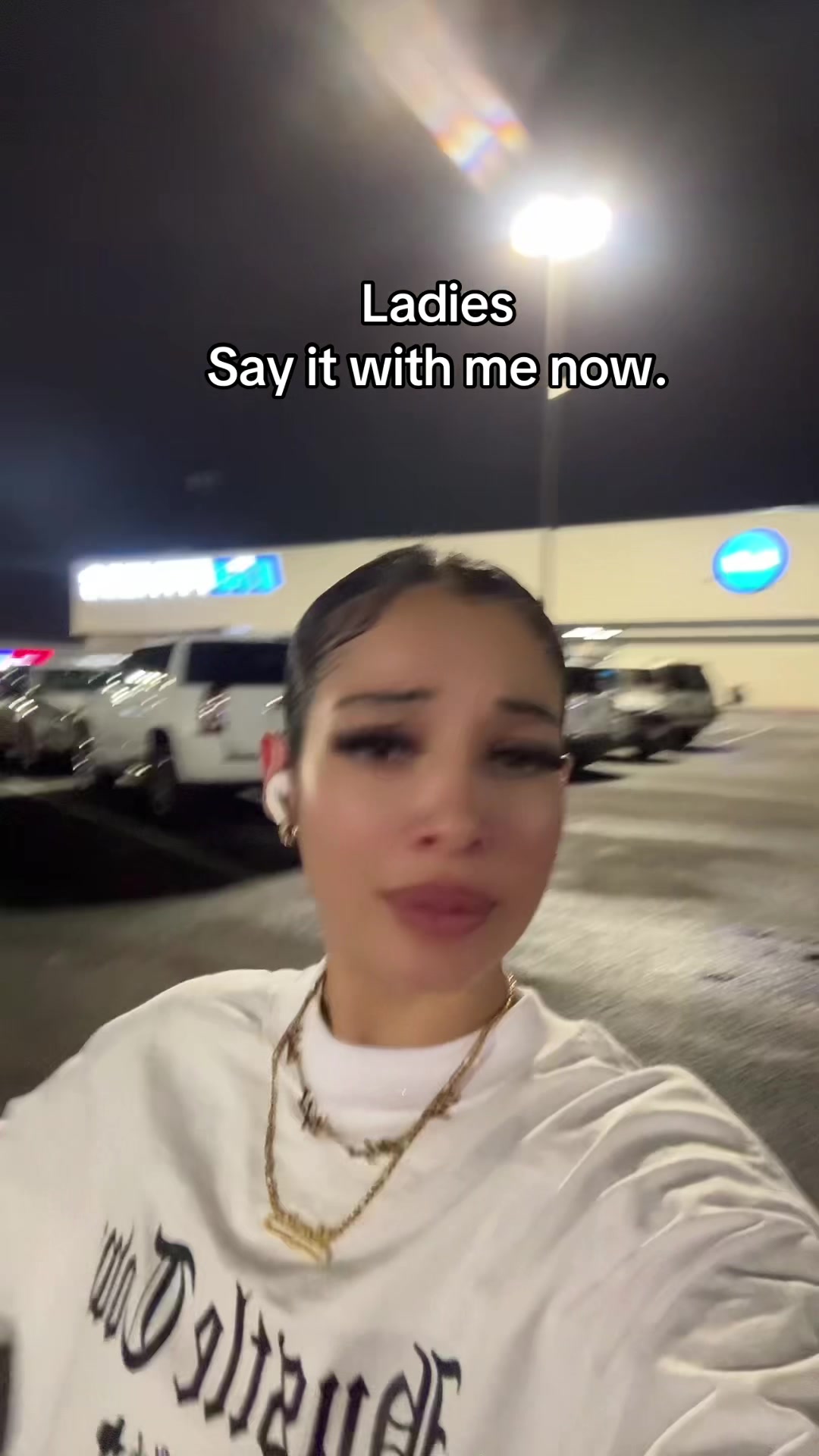 @Monicaa