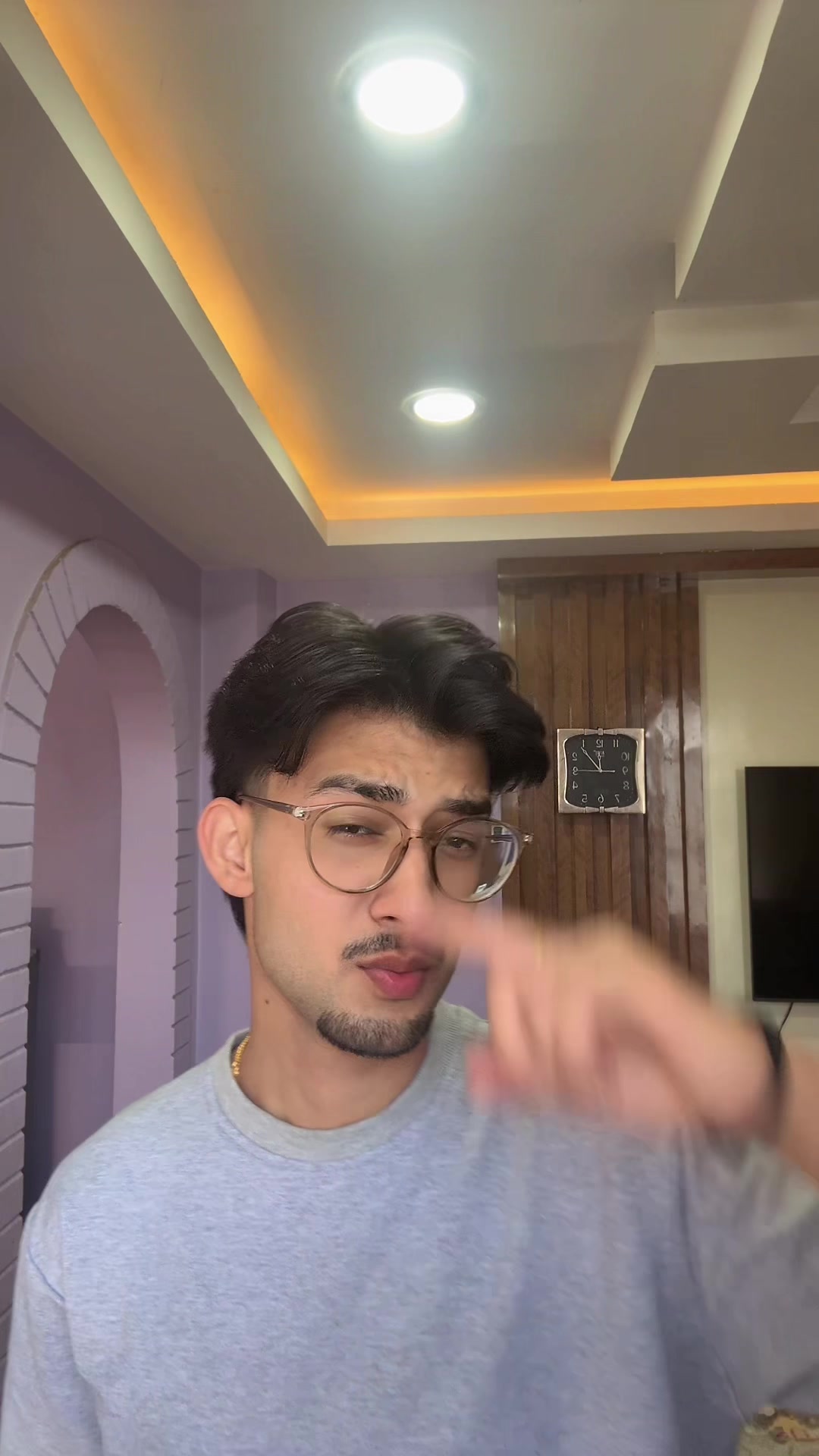 @हि