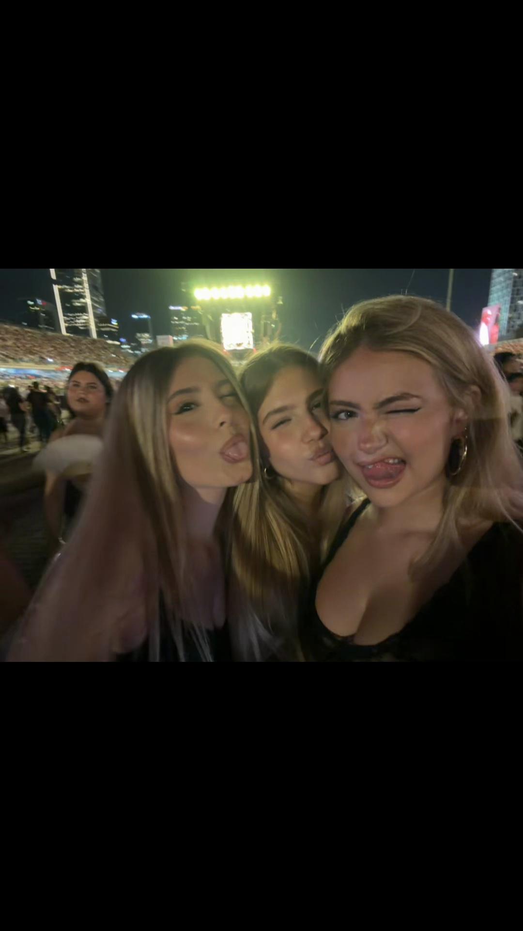 @3hotblondes_