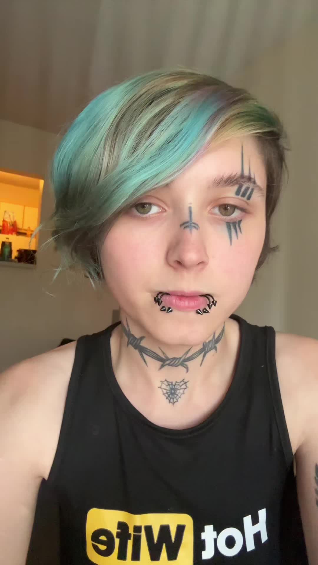 BriTheEmo (@britheemo87) - Urlebird