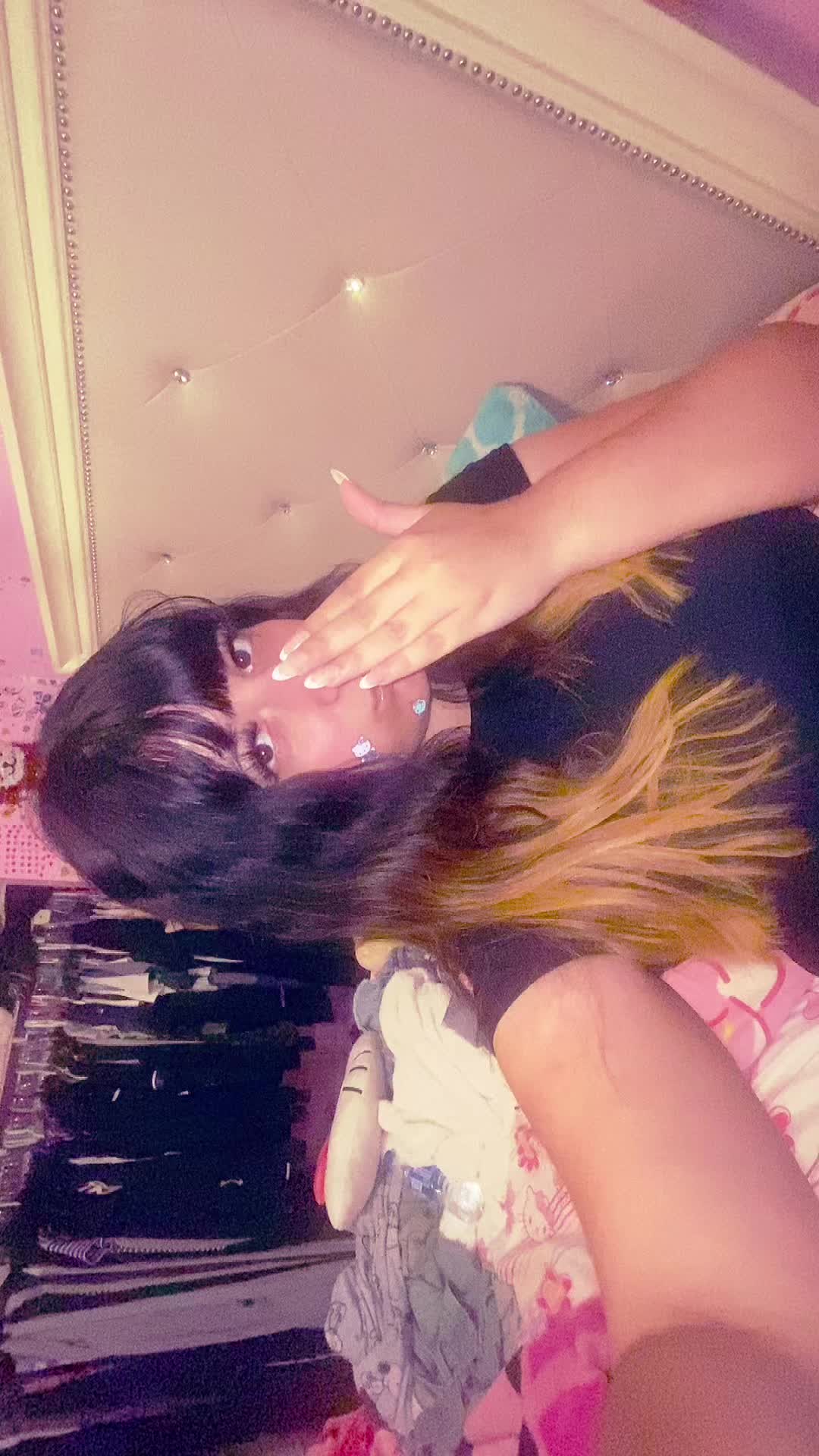 @sarahnextdoorgirl:)